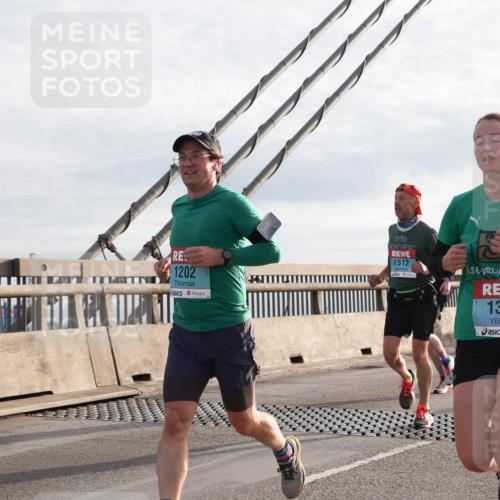03.10.2024 - Köhlbrandbrückenlauf Matties Gatica Varas http://msf.ph/oto/7175338 03.10.2024 09:22:52 Position 2 1202, 1512, 1327 meine-sportfotos.de