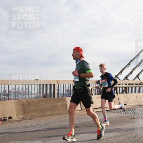 03.10.2024 - Köhlbrandbrückenlauf Matties Gatica Varas http://msf.ph/oto/7175414 03.10.2024 09:22:53 Position 2 2076 meine-sportfotos.de