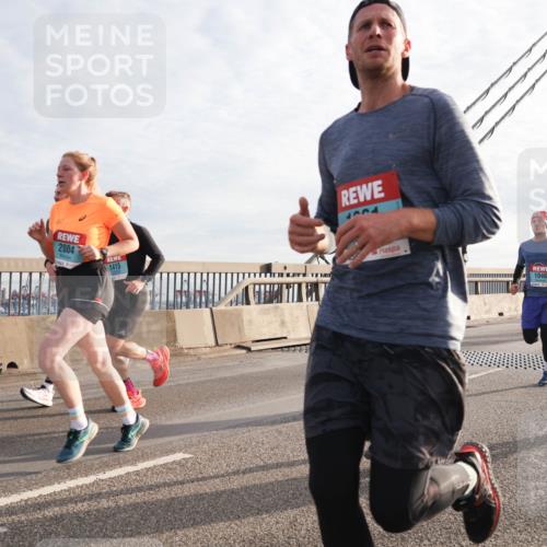 03.10.2024 - Köhlbrandbrückenlauf Matties Gatica Varas http://msf.ph/oto/7178875 03.10.2024 09:23:59 Position 2 2004, 1415, 1046, 1102 meine-sportfotos.de