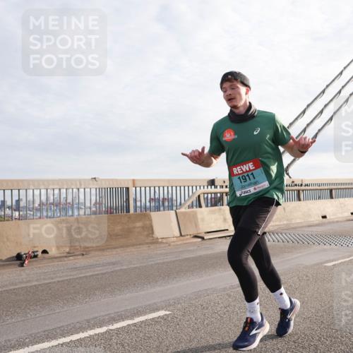 03.10.2024 - Köhlbrandbrückenlauf Matties Gatica Varas http://msf.ph/oto/7179196 03.10.2024 09:24:05 Position 2 10, 1911 meine-sportfotos.de