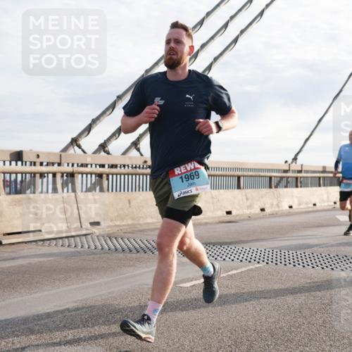 03.10.2024 - Köhlbrandbrückenlauf Matties Gatica Varas http://msf.ph/oto/7179394 03.10.2024 09:24:09 Position 2 1969 meine-sportfotos.de