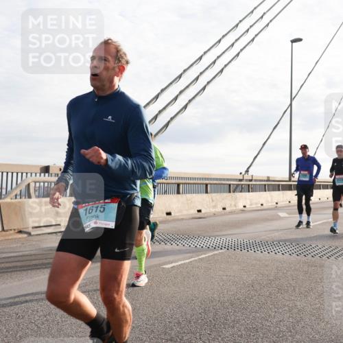 03.10.2024 - Köhlbrandbrückenlauf Matties Gatica Varas http://msf.ph/oto/7179677 03.10.2024 09:24:18 Position 2 1615, 2220, 1774 meine-sportfotos.de