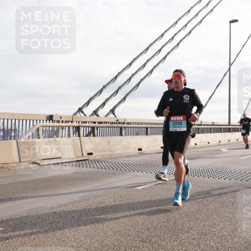 03.10.2024 - Köhlbrandbrückenlauf Matties Gatica Varas http://msf.ph/oto/7179741 03.10.2024 09:24:19 Position 2 2220, 1774 meine-sportfotos.de