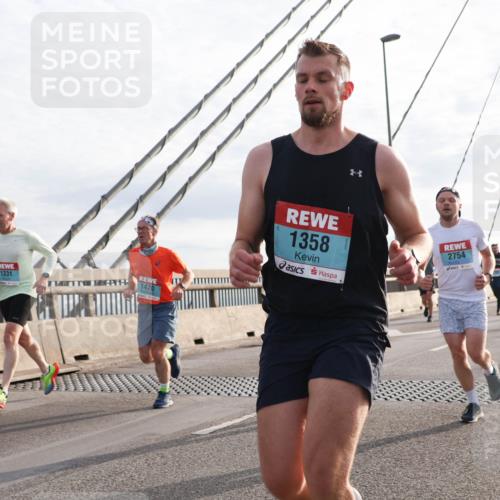 03.10.2024 - Köhlbrandbrückenlauf Matties Gatica Varas http://msf.ph/oto/7180532 03.10.2024 09:24:36 Position 2 1331, 1470, 1358, 2754 meine-sportfotos.de