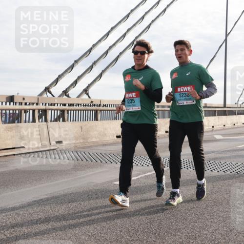 03.10.2024 - Köhlbrandbrückenlauf Matties Gatica Varas http://msf.ph/oto/7182744 03.10.2024 09:25:10 Position 2 1235, 1233 meine-sportfotos.de