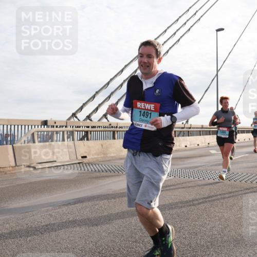 03.10.2024 - Köhlbrandbrückenlauf Matties Gatica Varas http://msf.ph/oto/7182848 03.10.2024 09:25:12 Position 2 1491, 1471, 1495 meine-sportfotos.de