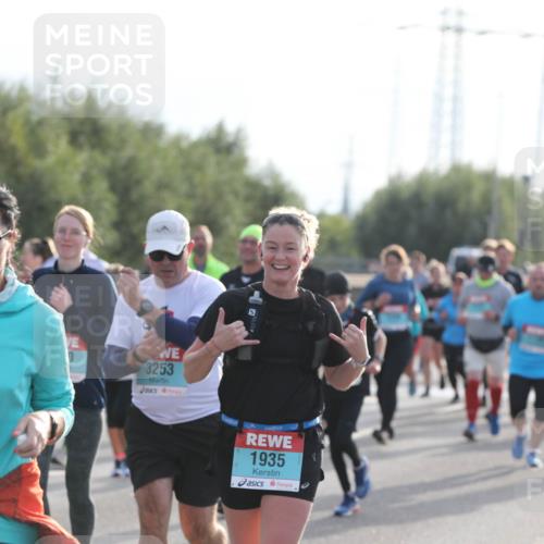 03.10.2024 - Köhlbrandbrückenlauf Fuchs,  Jonas http://msf.ph/oto/7183715 03.10.2024 09:18:22 Position 3 2766, 3253, 1935 meine-sportfotos.de