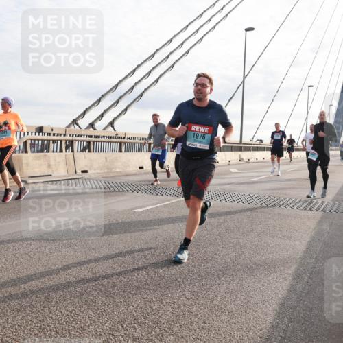 03.10.2024 - Köhlbrandbrückenlauf Matties Gatica Varas http://msf.ph/oto/7183745 03.10.2024 09:25:25 Position 2 1976 meine-sportfotos.de