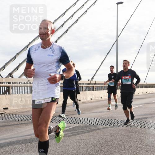 03.10.2024 - Köhlbrandbrückenlauf Matties Gatica Varas http://msf.ph/oto/7186766 03.10.2024 09:26:07 Position 2 21, 1285, 1958, 1535 meine-sportfotos.de