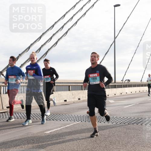03.10.2024 - Köhlbrandbrückenlauf Matties Gatica Varas http://msf.ph/oto/7186841 03.10.2024 09:26:08 Position 2 1035, 1036, 1958, 2, 1535 meine-sportfotos.de