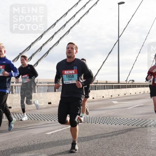 03.10.2024 - Köhlbrandbrückenlauf Matties Gatica Varas http://msf.ph/oto/7186865 03.10.2024 09:26:08 Position 2 25, 1808, 1036, 1958, 1535 meine-sportfotos.de