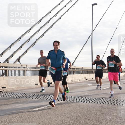 03.10.2024 - Köhlbrandbrückenlauf Matties Gatica Varas http://msf.ph/oto/7187944 03.10.2024 09:26:23 Position 2 2150, 1232, 2182, 2415, 1211 meine-sportfotos.de