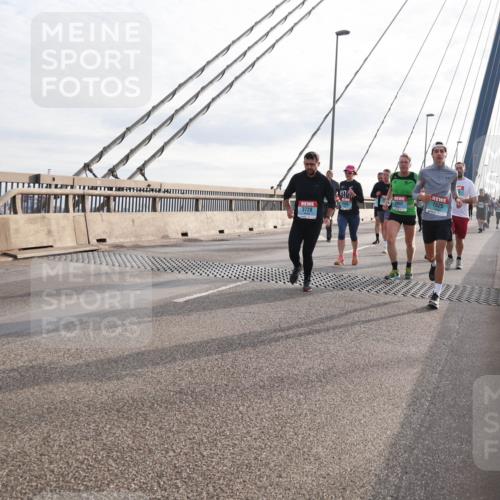 03.10.2024 - Köhlbrandbrückenlauf Matties Gatica Varas http://msf.ph/oto/7190625 03.10.2024 09:27:05 Position 2 3728, 1525, 2902 meine-sportfotos.de
