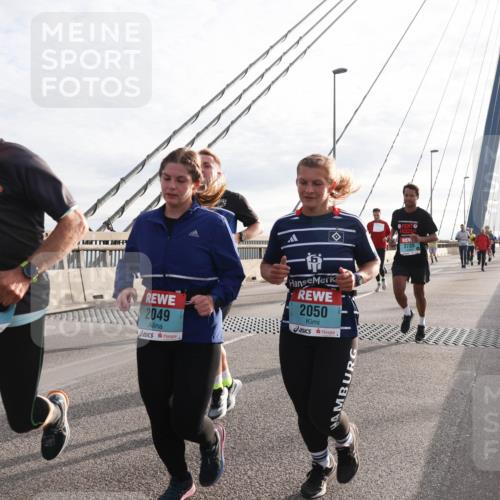03.10.2024 - Köhlbrandbrückenlauf Matties Gatica Varas http://msf.ph/oto/7191302 03.10.2024 09:27:14 Position 2 2049, 2050, 2735 meine-sportfotos.de