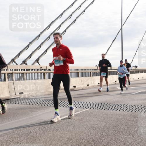 03.10.2024 - Köhlbrandbrückenlauf Matties Gatica Varas http://msf.ph/oto/7191502 03.10.2024 09:27:17 Position 2 1883, 2556, 1921 meine-sportfotos.de
