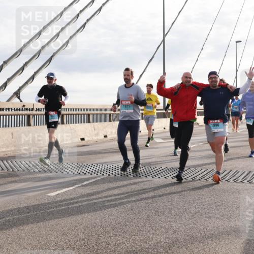 03.10.2024 - Köhlbrandbrückenlauf Matties Gatica Varas http://msf.ph/oto/7191682 03.10.2024 09:27:19 Position 2 1921, 1722, 1996, 1479 meine-sportfotos.de