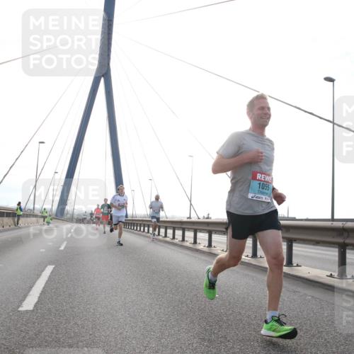 03.10.2024 - Köhlbrandbrückenlauf Jannik Wohlers http://msf.ph/oto/7192845 03.10.2024 09:19:01 Position 1 1055 meine-sportfotos.de