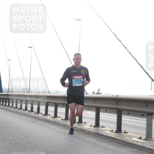 03.10.2024 - Köhlbrandbrückenlauf Jannik Wohlers http://msf.ph/oto/7194942 03.10.2024 09:19:21 Position 1 1115 meine-sportfotos.de