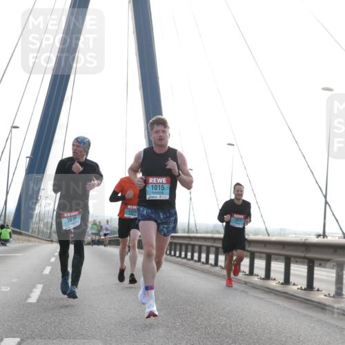 03.10.2024 - Köhlbrandbrückenlauf Jannik Wohlers http://msf.ph/oto/7196277 03.10.2024 09:19:34 Position 1 1015, 1070, 1429, 1017 meine-sportfotos.de