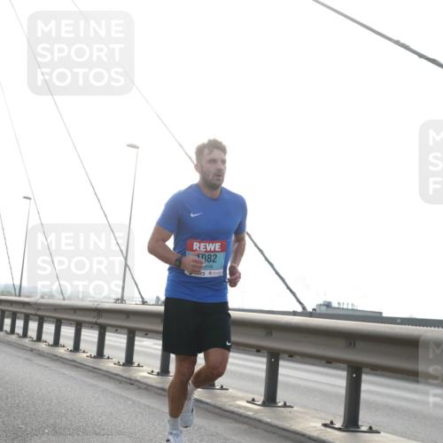 03.10.2024 - Köhlbrandbrückenlauf Jannik Wohlers http://msf.ph/oto/7196702 03.10.2024 09:19:38 Position 1 1155, 082 meine-sportfotos.de