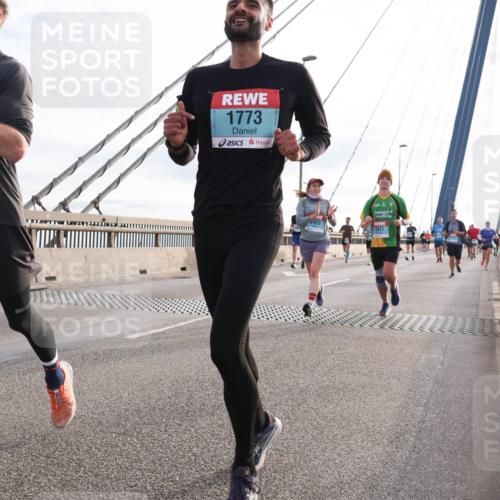 03.10.2024 - Köhlbrandbrückenlauf Matties Gatica Varas http://msf.ph/oto/7198212 03.10.2024 09:29:01 Position 2 112, 1773, 2420, 2421 meine-sportfotos.de