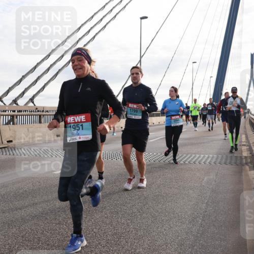 03.10.2024 - Köhlbrandbrückenlauf Matties Gatica Varas http://msf.ph/oto/7198472 03.10.2024 09:29:12 Position 2 1951, 1799, 2064 meine-sportfotos.de