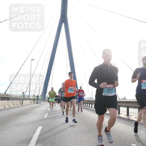 03.10.2024 - Köhlbrandbrückenlauf Jannik Wohlers http://msf.ph/oto/7208365 03.10.2024 09:20:36 Position 1 1163, 1310, 1743 meine-sportfotos.de