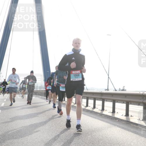 03.10.2024 - Köhlbrandbrückenlauf Jannik Wohlers http://msf.ph/oto/7208751 03.10.2024 09:20:43 Position 1 222, 1068, 1089 meine-sportfotos.de