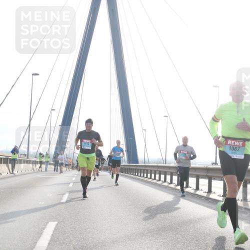 03.10.2024 - Köhlbrandbrückenlauf Jannik Wohlers http://msf.ph/oto/7211640 03.10.2024 09:20:54 Position 1 1114, 1139, 1067 meine-sportfotos.de