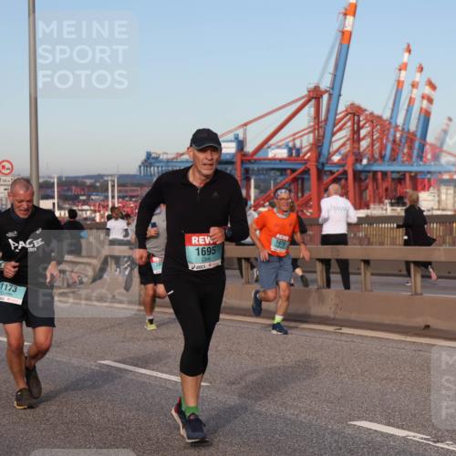 03.10.2024 - Köhlbrandbrückenlauf Matties Gatica Varas http://msf.ph/oto/7214934 03.10.2024 09:38:51 Position 2 1, 1, 2024, 1173, 1695, 1470 meine-sportfotos.de
