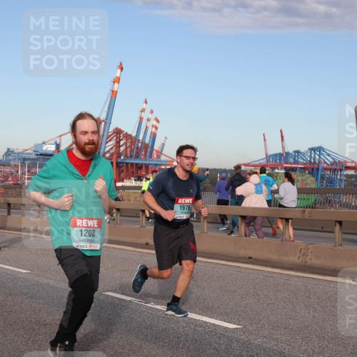 03.10.2024 - Köhlbrandbrückenlauf Matties Gatica Varas http://msf.ph/oto/7215883 03.10.2024 09:39:21 Position 2 1230, 1208, 1976 meine-sportfotos.de