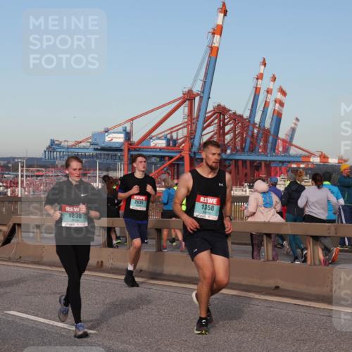 03.10.2024 - Köhlbrandbrückenlauf Matties Gatica Varas http://msf.ph/oto/7215904 03.10.2024 09:39:23 Position 2 500, 2196, 1230, 2035, 1358 meine-sportfotos.de