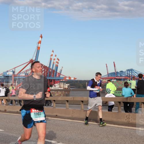 03.10.2024 - Köhlbrandbrückenlauf Matties Gatica Varas http://msf.ph/oto/7216094 03.10.2024 09:39:33 Position 2 1907 meine-sportfotos.de