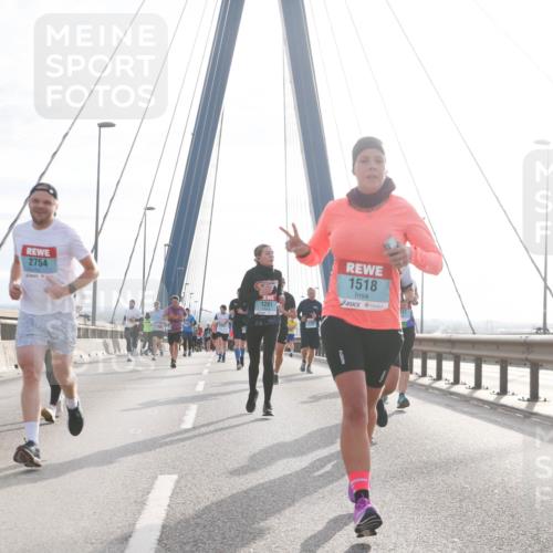 03.10.2024 - Köhlbrandbrückenlauf Jannik Wohlers http://msf.ph/oto/7218257 03.10.2024 09:23:07 Position 1 121, 2754, 1281, 1518 meine-sportfotos.de