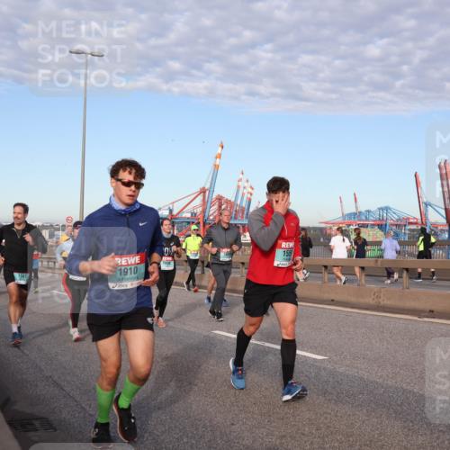03.10.2024 - Köhlbrandbrückenlauf Matties Gatica Varas http://msf.ph/oto/7219298 03.10.2024 09:41:35 Position 2 1587, 1910, 1844, 2808, 1559 meine-sportfotos.de
