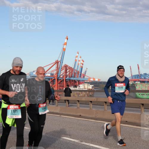 03.10.2024 - Köhlbrandbrückenlauf Matties Gatica Varas http://msf.ph/oto/7219577 03.10.2024 09:41:47 Position 2 65, 1101, 1062, 1649, 1 meine-sportfotos.de