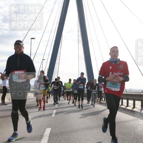 03.10.2024 - Köhlbrandbrückenlauf Jannik Wohlers http://msf.ph/oto/7227518 03.10.2024 09:25:00 Position 1 2107, 1901, 1240, 1908, 1647 meine-sportfotos.de