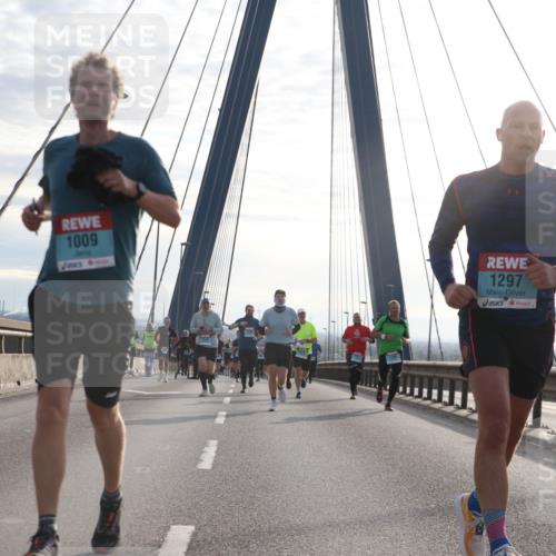 03.10.2024 - Köhlbrandbrückenlauf Jannik Wohlers http://msf.ph/oto/7240033 03.10.2024 09:25:59 Position 1 1009, 1297, 1103 meine-sportfotos.de