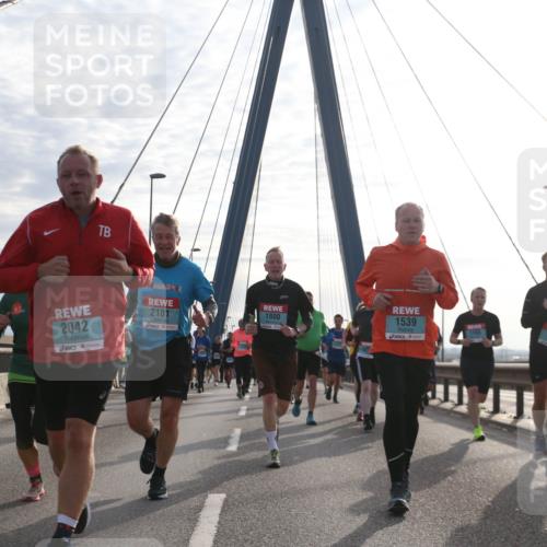 03.10.2024 - Köhlbrandbrückenlauf Jannik Wohlers http://msf.ph/oto/7241838 03.10.2024 09:26:18 Position 1 11111, 2042, 1926, 2101, 1800, 1539, 1180, 1404 meine-sportfotos.de