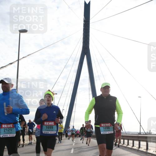 03.10.2024 - Köhlbrandbrückenlauf Jannik Wohlers http://msf.ph/oto/7256858 03.10.2024 09:28:22 Position 1 2121, 1699, 1698 meine-sportfotos.de