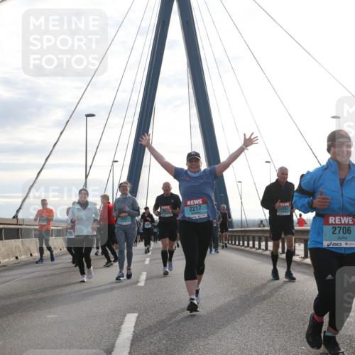 03.10.2024 - Köhlbrandbrückenlauf Jannik Wohlers http://msf.ph/oto/7261058 03.10.2024 09:29:04 Position 1 2217, 1837, 2157, 2706 meine-sportfotos.de