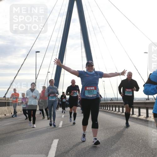 03.10.2024 - Köhlbrandbrückenlauf Jannik Wohlers http://msf.ph/oto/7261074 03.10.2024 09:29:04 Position 1 1837, 2217, 2157, 2706 meine-sportfotos.de