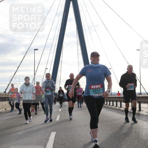 03.10.2024 - Köhlbrandbrückenlauf Jannik Wohlers http://msf.ph/oto/7261089 03.10.2024 09:29:05 Position 1 1837, 2217, 2157 meine-sportfotos.de