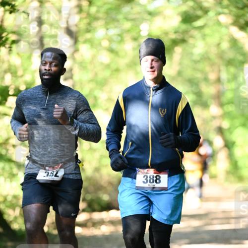 06.10.2024 - Bramfelder Halbmarathon 2024 Dr. Thomas Lammeyer http://msf.ph/oto/7337450 06.10.2024 10:21:22 Laufen 382, 388 meine-sportfotos.de