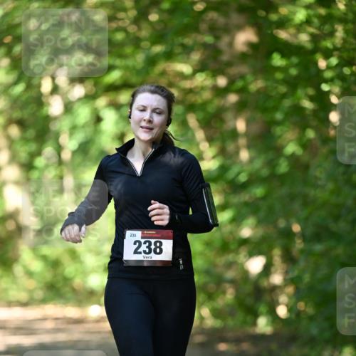 06.10.2024 - Bramfelder Halbmarathon 2024 Dr. Thomas Lammeyer http://msf.ph/oto/7340783 06.10.2024 10:46:18 Laufen 235, 238 meine-sportfotos.de