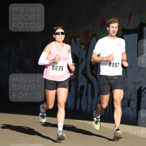 06.10.2024 - 19. swb-Marathon Bremen Michael Strokosch http://msf.ph/oto/7343984 06.10.2024 10:10:36 Laufen 2241, 50, 8825, 8657 meine-sportfotos.de