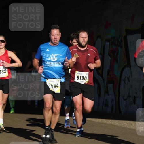 06.10.2024 - 19. swb-Marathon Bremen Michael Strokosch http://msf.ph/oto/7344292 06.10.2024 10:12:15 Laufen 7571, 9082, 1000, 7584, 8180, 7128 meine-sportfotos.de