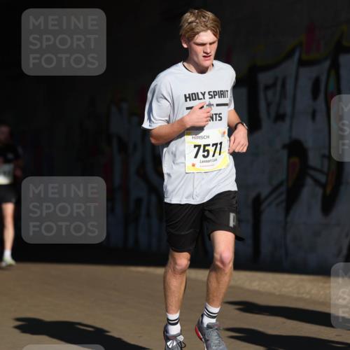 06.10.2024 - 19. swb-Marathon Bremen Michael Strokosch http://msf.ph/oto/7344303 06.10.2024 10:12:19 Laufen 7571 meine-sportfotos.de