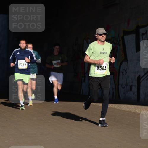 06.10.2024 - 19. swb-Marathon Bremen Michael Strokosch http://msf.ph/oto/7344333 06.10.2024 10:12:31 Laufen 8785, 8313, 86, 8383 meine-sportfotos.de