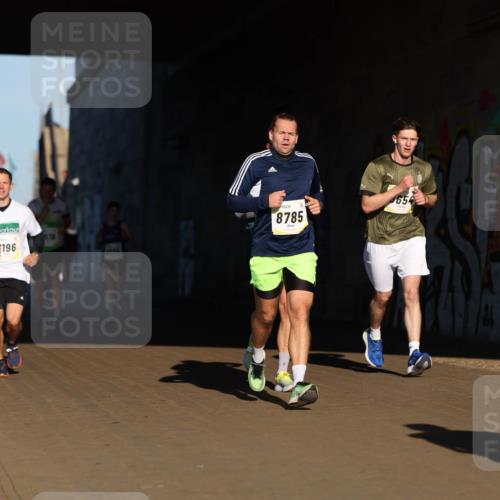 06.10.2024 - 19. swb-Marathon Bremen Michael Strokosch http://msf.ph/oto/7344337 06.10.2024 10:12:32 Laufen 196, 2006, 8785, 654 meine-sportfotos.de